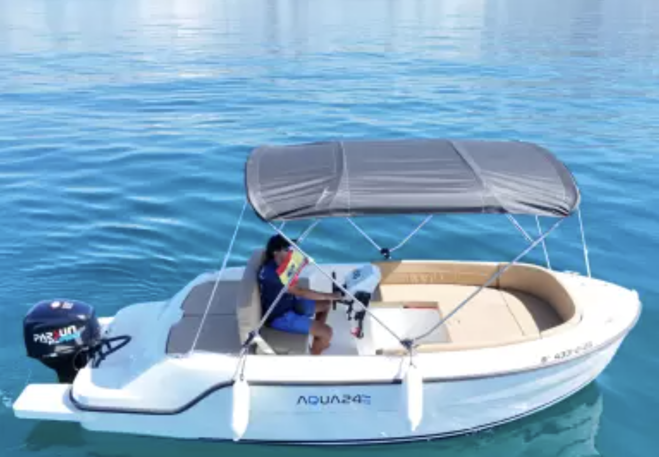 Boat Rentals vs Crewed Charters: What’s the Difference?